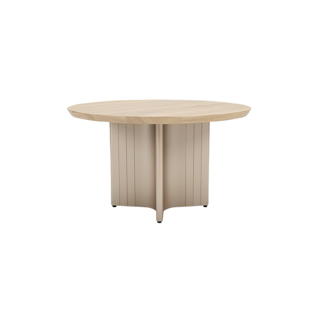 Ronde houten eettafel met gestreepte poot.